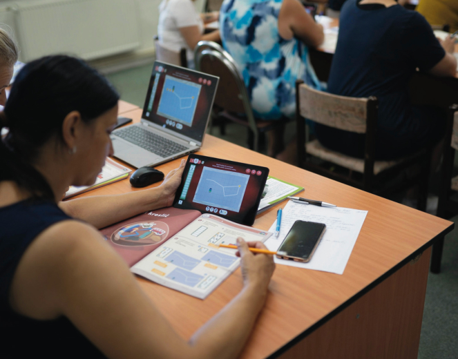 Dospělí studenti, kteří pracují na svých zařízeních